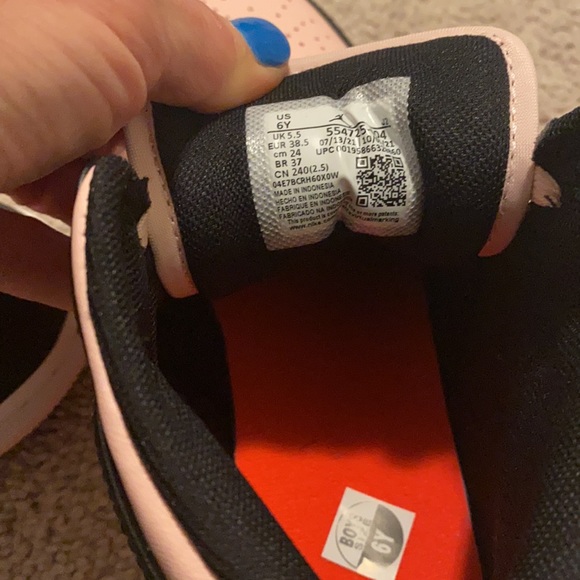 Jordan 1 mid- HOLD - Picture 6 of 7